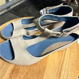 Elegant Beige Women's Sandals